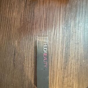 HUDA BEAUTY faux filter skin finish